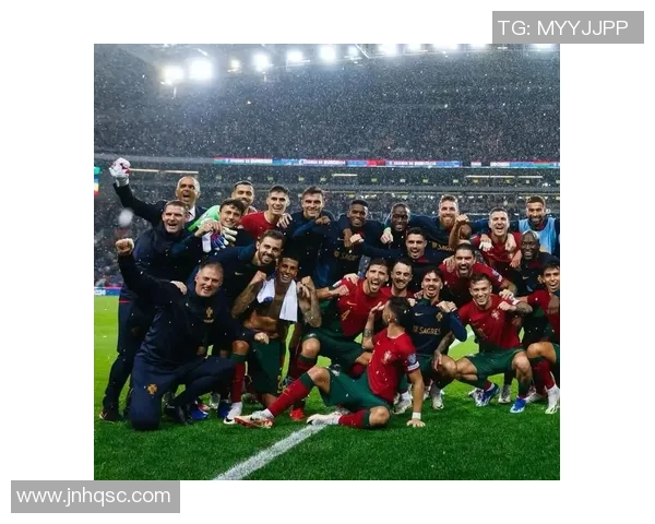 足球巨星签名珍藏照展现传奇瞬间与独特魅力 足球巨星签名珍藏照展现传奇瞬间与独特魅力