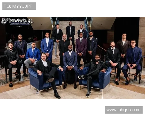 足球巨星拐杖写真展现运动员坚韧精神与逆境中的不屈力量