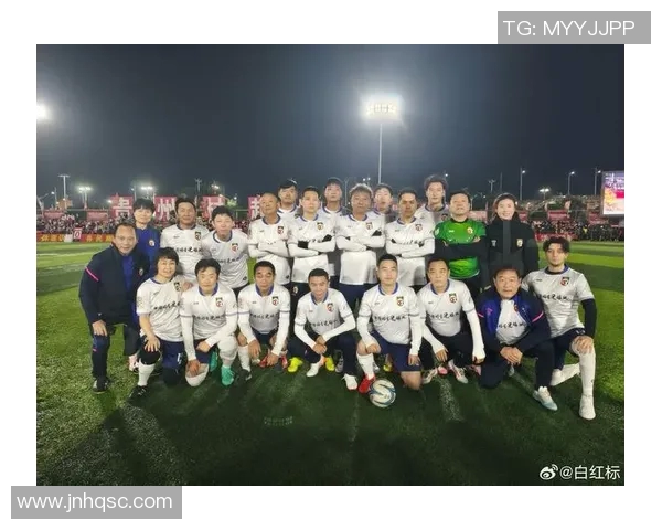 可爱足球明星闪耀赛场与球迷共舞魅力十足的青春风采