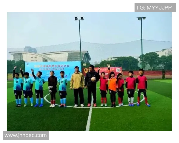 球星孩子在绿茵场追梦展现天赋与拼搏精神引发广泛关注 球星孩子在绿茵场追梦展现天赋与拼搏精神引发广泛关注