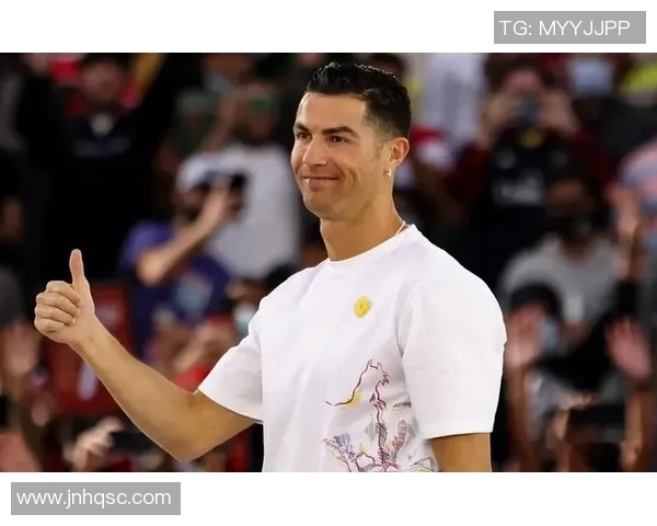 足球天价球星卡市场疯狂升温 引发收藏爱好者热烈争夺与投资热潮