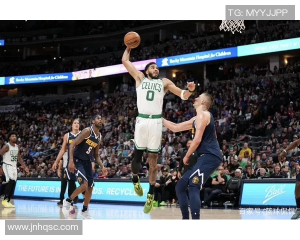 足球球星运动轨迹几何图解与战术空间解析